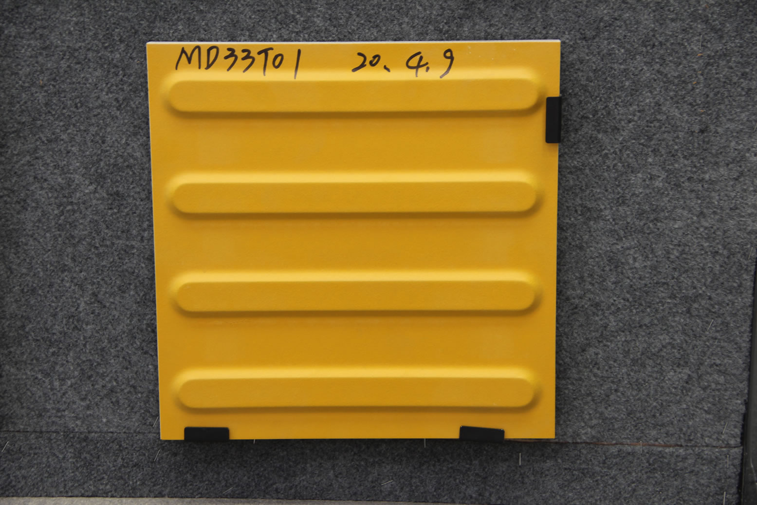 300x300mm盲道砖 黄色指引砖